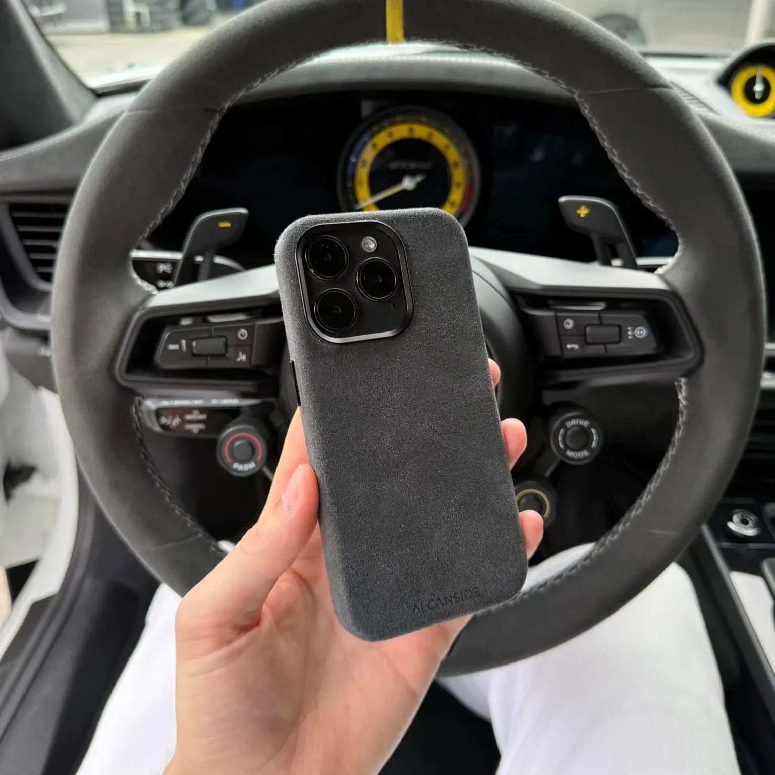 iPhone 16 Pro Max – Alcantara-Hülle – Space Grau